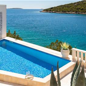 6 Bedroom Waterfront Villa with Pool in Uvala Ljubljeva near Trogir, Sleeps 12-13